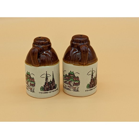 Vintage Salt and Pepper Shaker Jugs Souvenir La Porte Saint-Louis, Quebec - Picture 6 of 10
